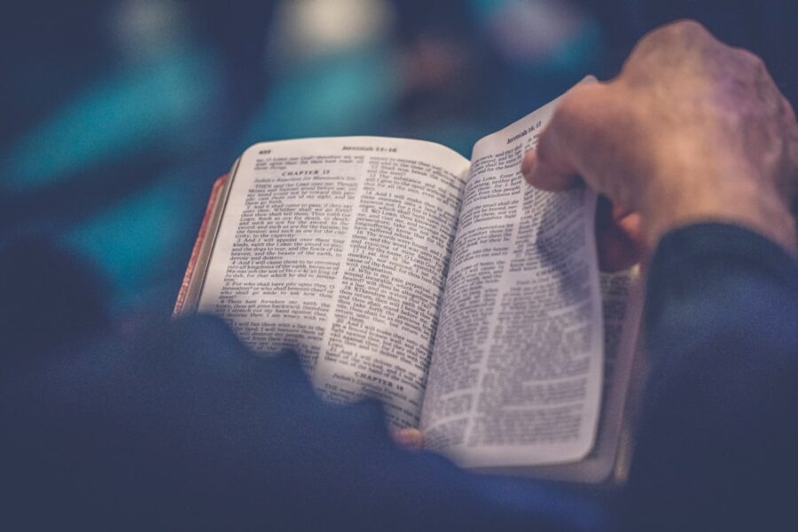Livro Sagrado Grátis: Veja Como Receber um Exemplar no Conforto da Sua Casa
